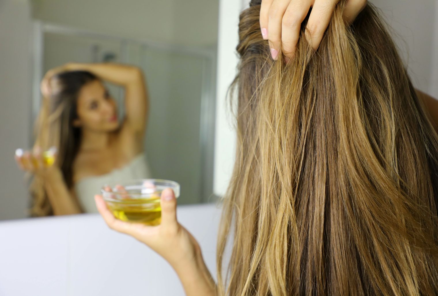 https://www.oliveoil.com/content/images/size/w1520/2020/12/olive-oil-hair-1.jpeg
